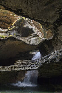 Saltinsky unterirdischer Wasserfall unter der Erde, Dagestan, Russland - KNTF06669