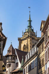 Frankreich, Elsass, Colmar, Altstadthäuser mit Glockenturm der Saint Martins Kirche im Hintergrund - WDF06791