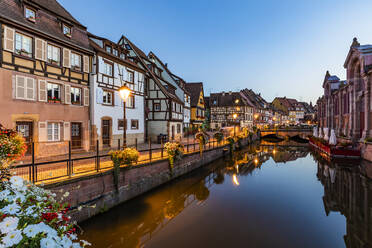 Frankreich, Elsass, Colmar, Lauch-Flusskanal in Klein-Venedig in der Abenddämmerung - WDF06796