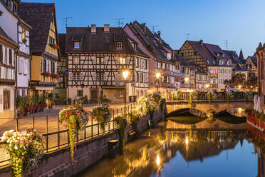 Frankreich, Elsass, Colmar, Langzeitbelichtung des Lauch-Kanals in Klein-Venedig in der Abenddämmerung - WDF06797