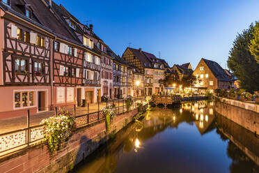 Frankreich, Elsass, Colmar, Langzeitbelichtung des Lauch-Kanals in Klein-Venedig in der Abenddämmerung - WDF06798