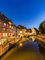 Frankreich, Elsass, Colmar, Langzeitbelichtung des Lauch-Kanals in Klein-Venedig in der Abenddämmerung - WDF06799