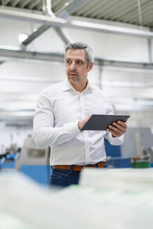 Hübscher Geschäftsmann mit Tablet-PC in der Industrie - DIGF17683