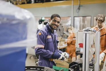 Porträt eines lächelnden männlichen Arbeiters, der in der Industrie arbeitet - MASF28246