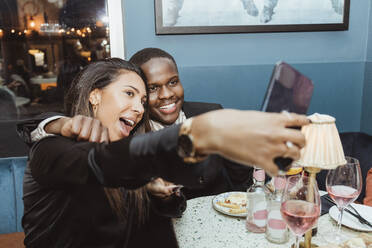 Junge männliche und weibliche Freunde nehmen Selfie durch Smartphone an der Bar - MASF28389