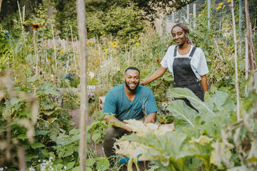 Portrait of male and female volunteers in urban farm - MASF28613