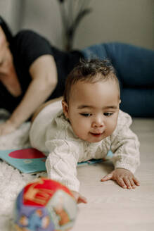 Male toddler playing with toy at home - MASF28645