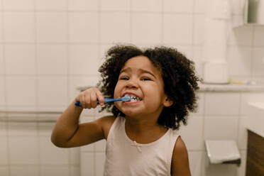Mädchen beim Zähneputzen im Badezimmer - MASF28708
