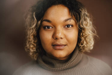 Porträt einer jungen Frau mit Rollkragenpullover im Atelier - MASF28714