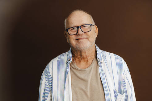 Portrait of smiling senior man in studio - MASF28735