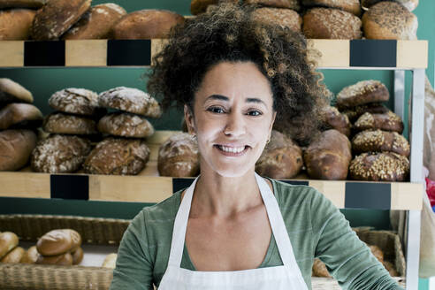 Porträt einer lächelnden Besitzerin einer Bäckerei - MASF28877