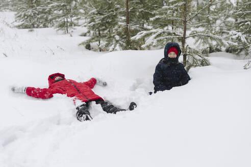 Zwillingsbrüder spielen im Schnee im Wald - SEAF00518