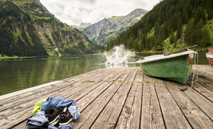 Junge springt vom Steg in den Vilsalpsee - DIKF00625