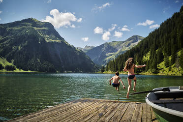 Schwester und Bruder springen in den Vilsalpsee - DIKF00635