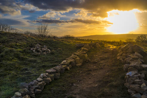 Leerer Wanderweg bei Sonnenuntergang - MHF00566