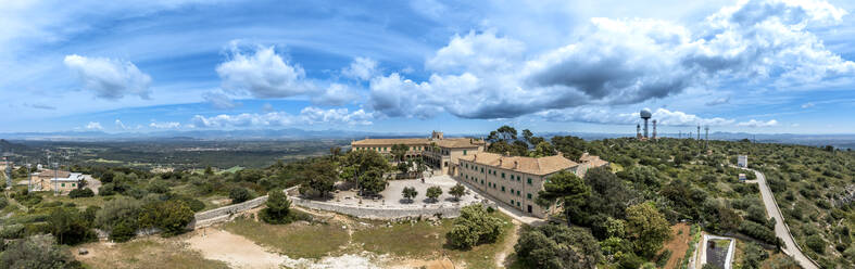 Spanien, Mallorca, Hubschrauber-Panorama der Wallfahrtskirche von Cura auf dem Gipfel des Puig de Randa im Sommer - AMF09413