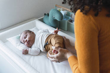 Niedlicher kleiner Junge schläft im Kinderbett - PNAF03219