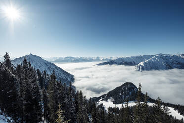 Rofangebirge an einem sonnigen Wintertag mit dichtem Nebel über Achensee und Inntal - WFF00670