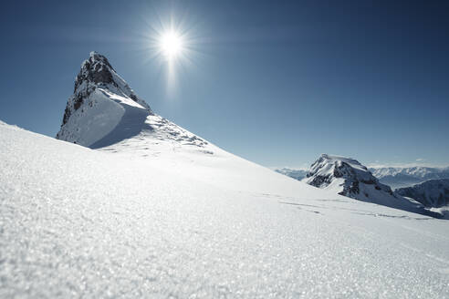 Die Sonne scheint über dem schneebedeckten Gipfel des Rofangebirges - WFF00671