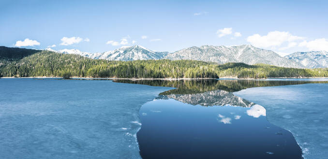 Deutschland, Bayern, Luftaufnahme von tauenden Eisschollen im Eibsee mit Ammergauer Alpen im Hintergrund - WFF00680