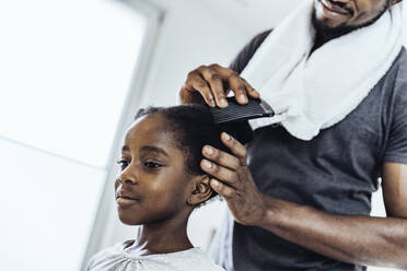 Vater kämmt die Haare seiner Tochter im Badezimmer - MFF08473