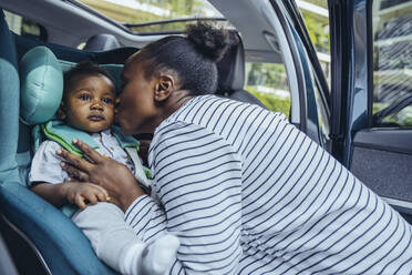 Mutter küsst ihren Sohn am Wochenende im Auto - MFF08512