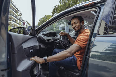 Man sitting on driver's seat in car - MFF08530