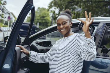 Happy woman showing car keys - MFF08541