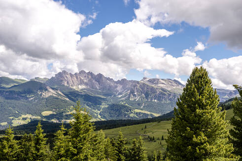 Italien, Südtirol, Sommerwolken über dem Hochplateau der Seiser Alm - EGBF00742