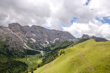 Italien, Südtirol, Sommerwolken über dem Hochplateau der Seiser Alm - EGBF00743