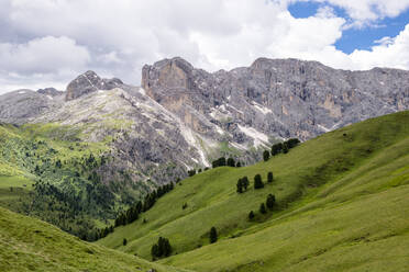 Italien, Südtirol, Tal der Seiser Alm mit Schlern im Hintergrund - EGBF00745