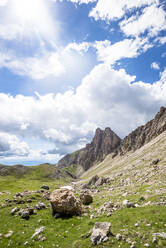 Italien, Südtirol, Wolken über der Berglandschaft des Naturparks Schlern-Rosengarten an einem sonnigen Sommertag - EGBF00746