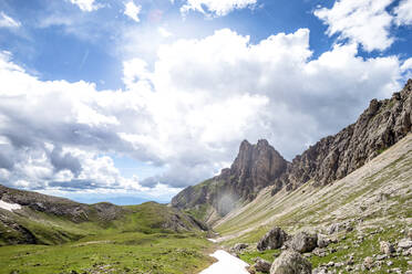 Italy, South Tyrol, Clouds over mountainous landscape of Schlern-Rosengarten Nature Park on sunny summer day - EGBF00747