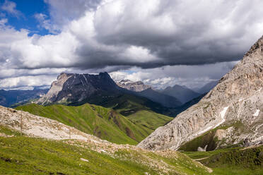Italien, Südtirol, Wolken über der Berglandschaft des Naturparks Schlern-Rosengarten im Sommer - EGBF00751