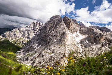 Italien, Südtirol, Berglandschaft des Naturparks Schlern-Rosengarten im Sommer - EGBF00752