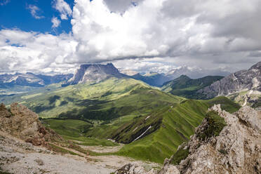 Italien, Südtirol, Wolken über der Berglandschaft des Naturparks Schlern-Rosengarten im Sommer - EGBF00753