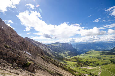 Italien, Südtirol, Sommerwolken über dem Hochplateau der Seiser Alm mit dem Schlern im Hintergrund - EGBF00754