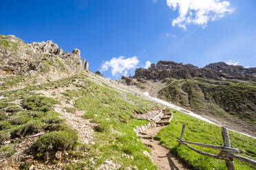 Italien, Südtirol, Wanderweg auf der Seiser Alm im Sommer - EGBF00755