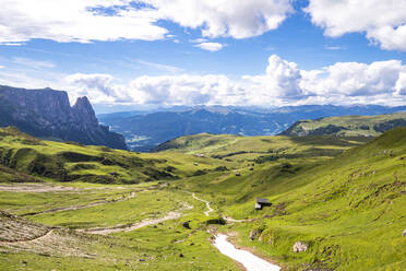 Italien, Südtirol, Sommerwolken über dem Hochplateau der Seiser Alm mit dem Schlern im Hintergrund - EGBF00756