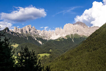 Italien, Südtirol, Blick auf die Rosengartenspitze und die Vajolet-Türme im Fassa-Tal - EGBF00761
