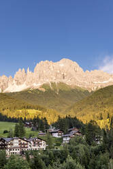 Italien, Südtirol, Blick auf die Rosengartenspitze und die Vajolet-Türme im Fassatal in der frühen Abenddämmerung - EGBF00763