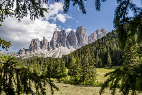 Italien, Südtirol, Blick auf die Geislergruppe im Sommer - EGBF00769