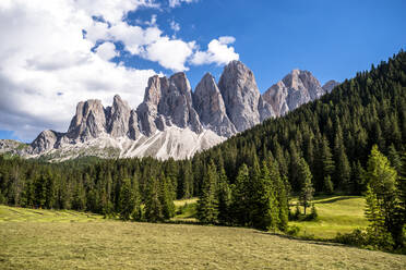 Italien, Südtirol, Blick auf die Geislergruppe im Sommer - EGBF00770