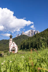 Italien, Südtirol, Kirche St. Johann im Villnosstal im Sommer - EGBF00771