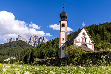 Italien, Südtirol, Kirche St. Johann im Villnosstal im Sommer - EGBF00772
