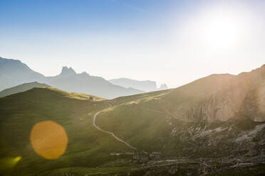 Italien, Südtirol, Hochplateau der Seiser Alm bei Sonnenuntergang - EGBF00775