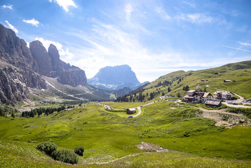 Italien, Südtirol, Aussicht auf das Grödner Joch im Sommer - EGBF00780