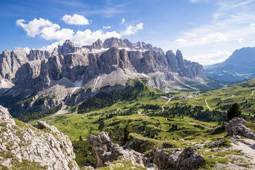 Italien, Südtirol, Aussicht auf die Langkofelgruppe im Sommer - EGBF00782