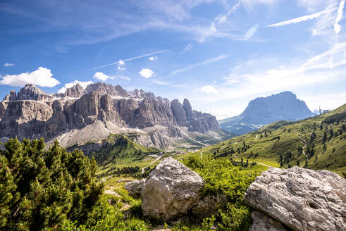 Italien, Südtirol, Aussicht auf die Langkofelgruppe im Sommer - EGBF00784