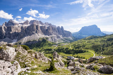 Italien, Südtirol, Aussicht auf die Langkofelgruppe im Sommer - EGBF00785